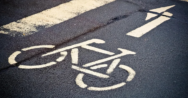 La flèche directionnelle au sol dans le code de la route