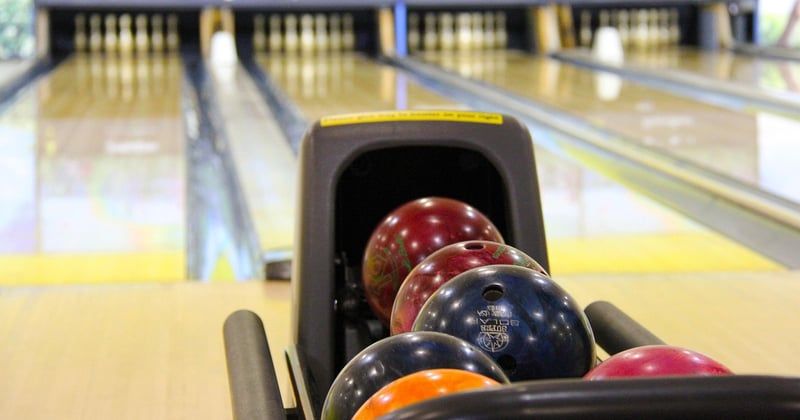 Évitez ces erreurs fréquentes des débutants au bowling expliquées simplement